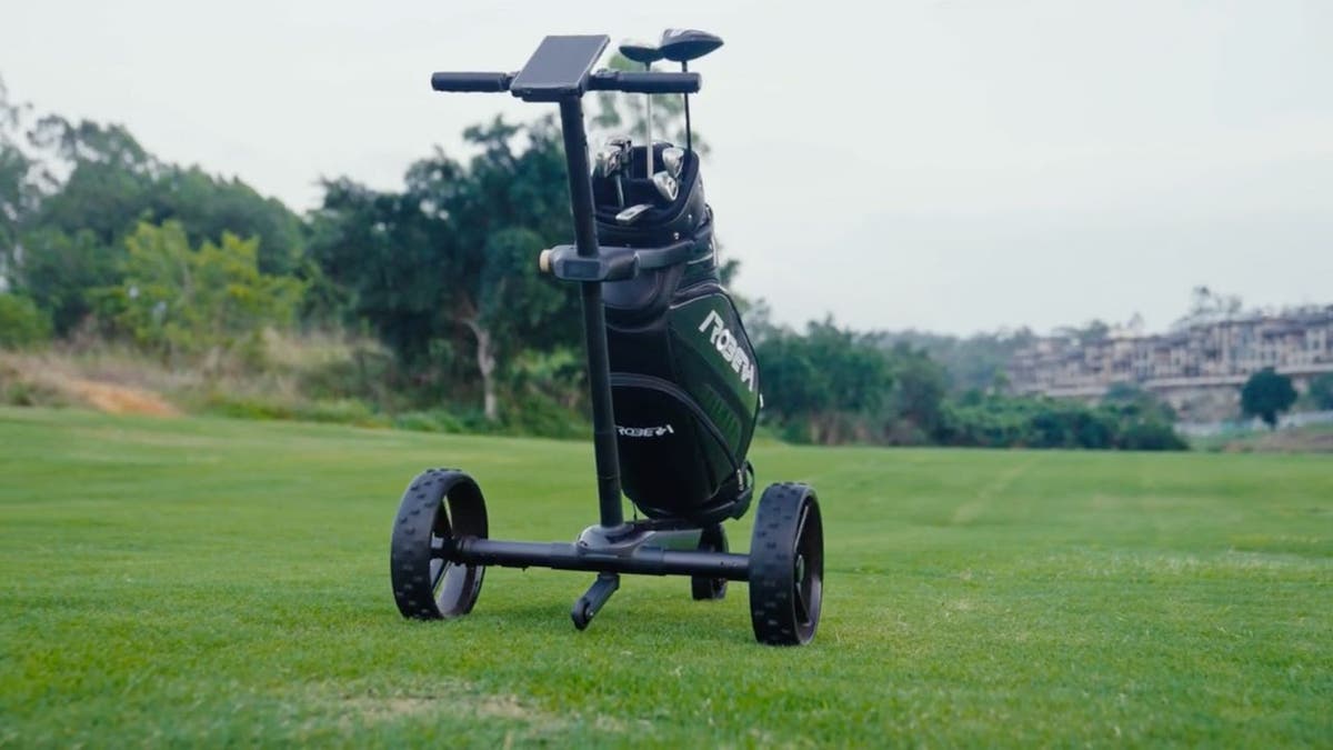 Effortless golf with AI smart caddie that follows you 3 AI caddie 2