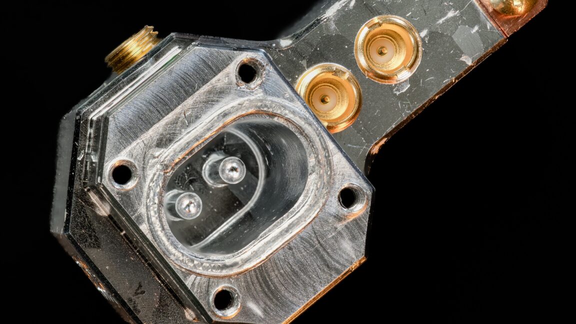 Startup puts a logical qubit in a single piece of hardware 3 2025 05 26 Nord Quantique materiel stack 2 1152x648 1