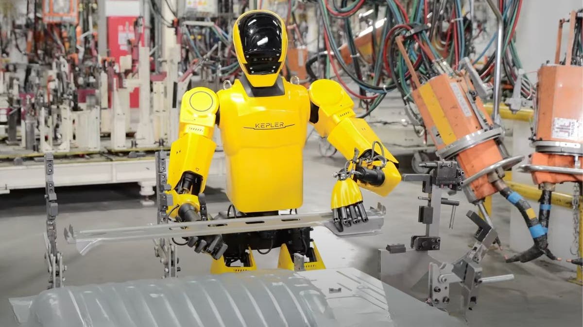 5 humanoid robots handle quality checks and assembly at auto plant