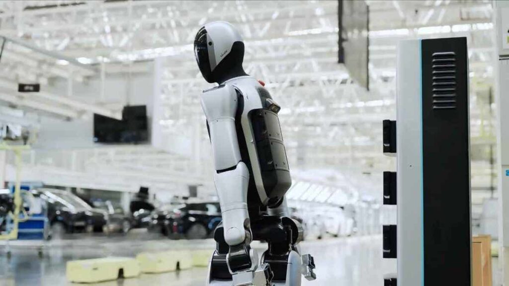 1 humanoid robot swaps its own battery to work 247