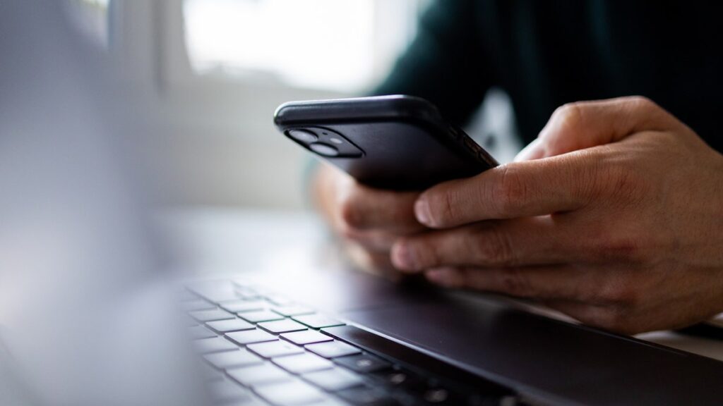 hands typing iphone fox news 001