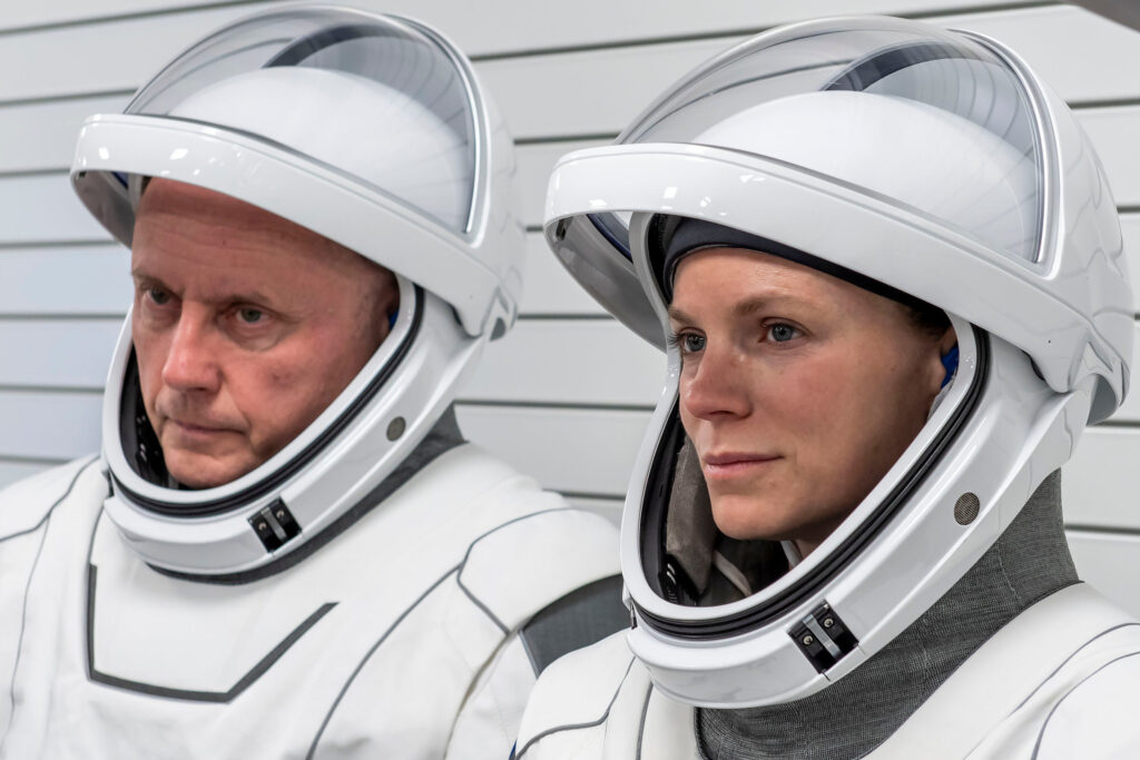 nasa astronauts mike fincke and zena cardman downlink advisory aug 21