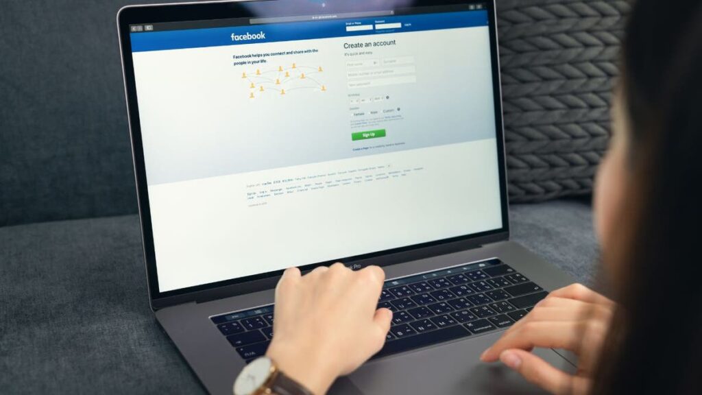 3 FACEBOOK ON LAPTOP