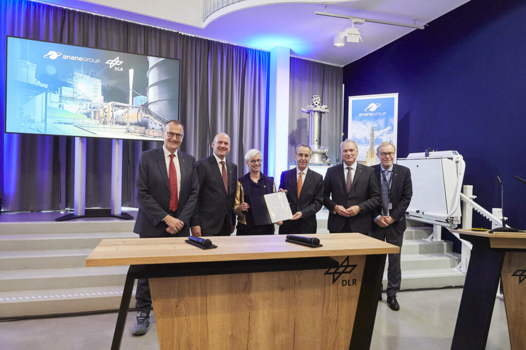 Vinci test motor for Ariane 6 to be assembled at DLR test centre 8 Representatives from ESA ArianeGroup and DLR signing the Vinci agreement pillars