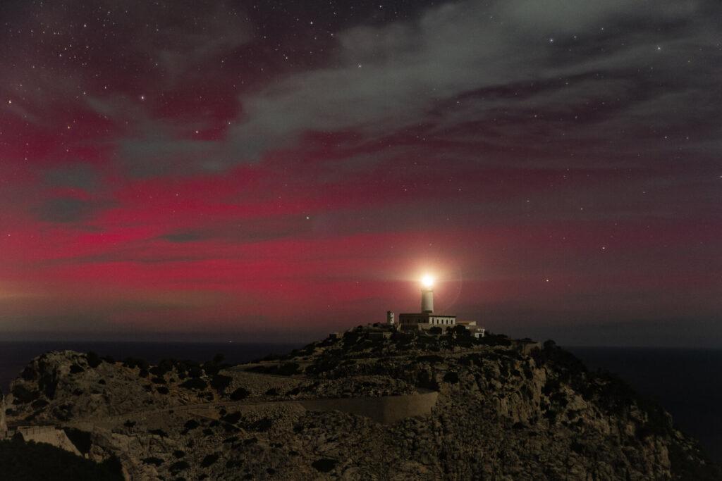 Lessons from the November 2025 solar storm 2 Aurora near Mallorca Spain November 2025 pillars