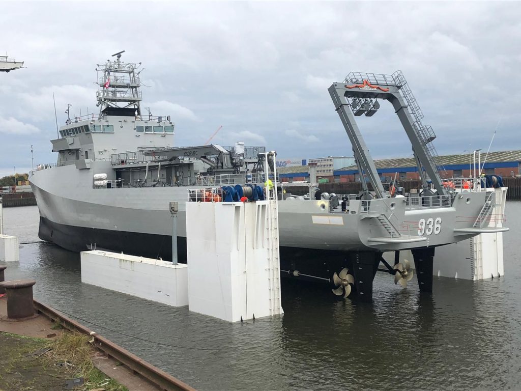 KRI Canopus being float 1024x768 1