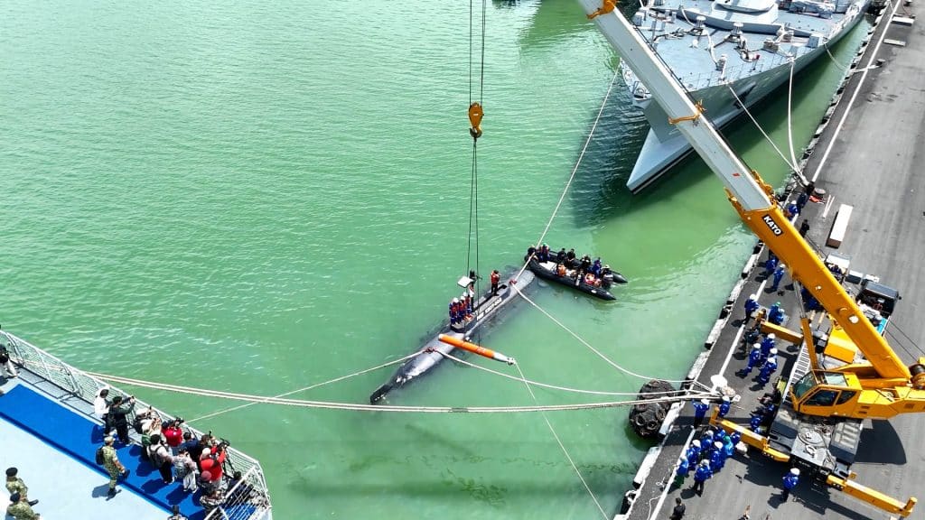 Indonesia conducts first torpedo test from KSOT autonomous submarine 10 Torpedo Crane Loading Process PT PAL Picture 1024x576 1